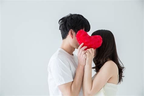 【男女別】キス魔の心理や特徴26選！キスされる側の。